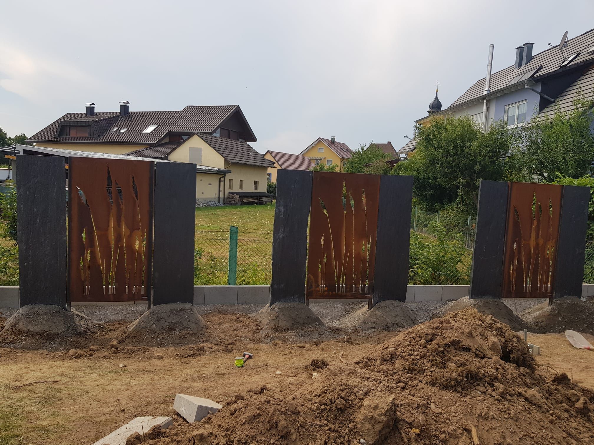 Schiefer Stelen Mit Betonsockel