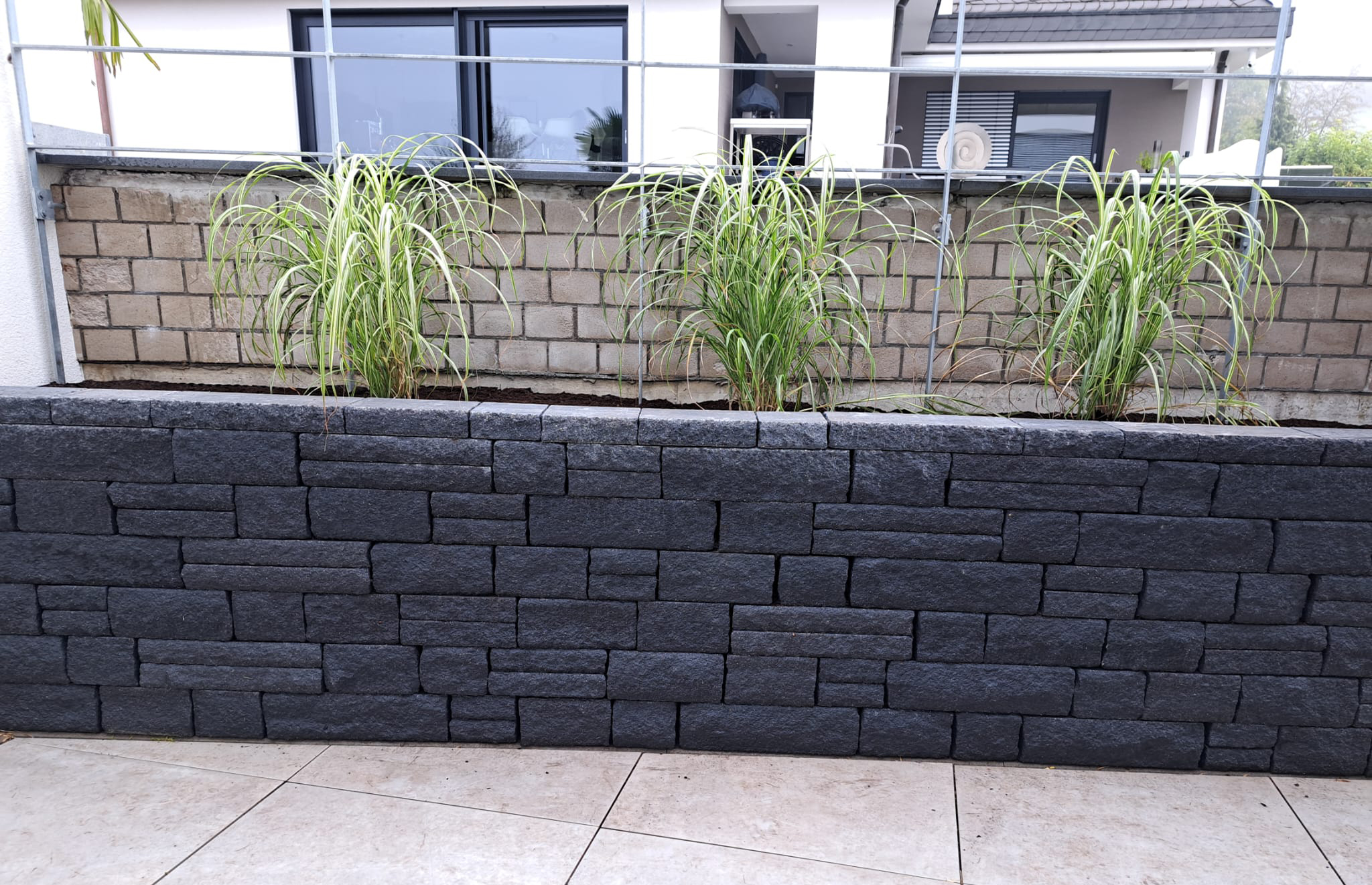 Blockmauersteine in Beton gesetzt
