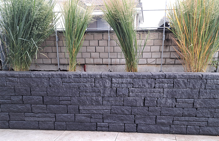Blockmauersteine in Beton gesetzt
